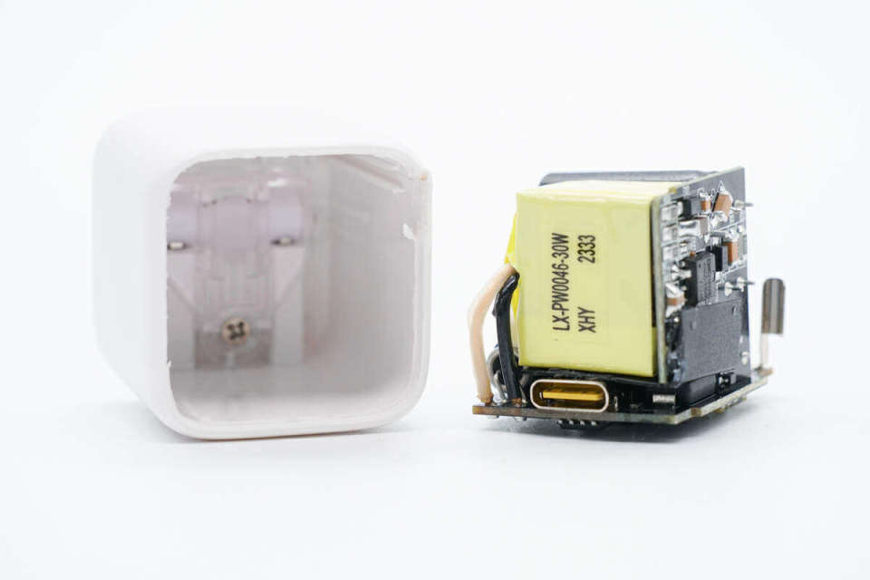 小巧迷你，iPhone 15新機用戶的理想之選 大麥30W氮化鎵快充拆解評測